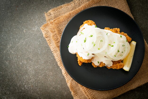 Pollo con cebolla de nieve o pollo frito con salsa cremosa de cebolla con limón al estilo coreano - estilo de comida coreana