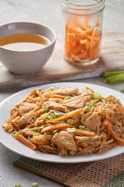 Pollo chow popular plato oriental con fideos y verduras