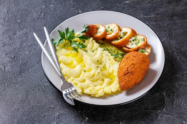 Pollo chuleta de pollo de Kiev con relleno de mantequilla