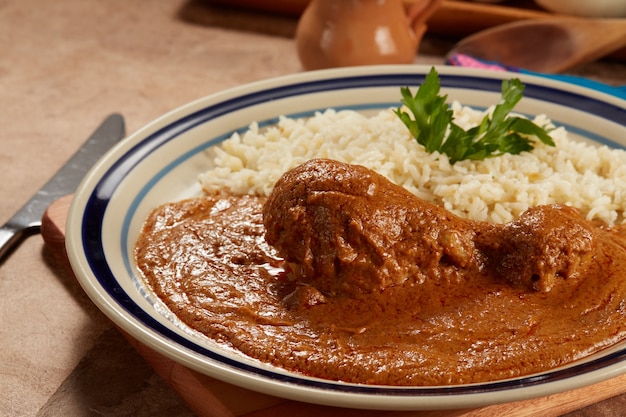 Pollo con pipiar rojo com arroz blanco comida mexicana