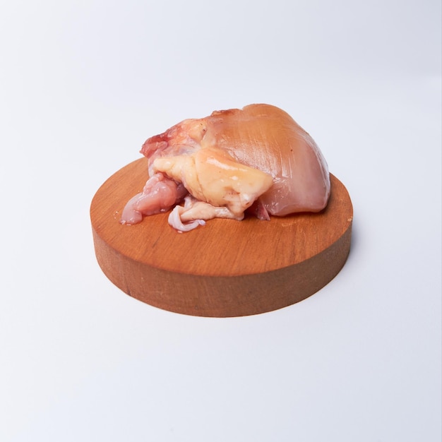 Foto el pollo crudo fresco y las partes de pollo están aislados en un fondo blanco