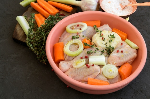 Pollo crudo a la marinada con especias.