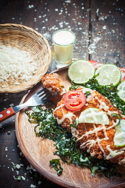 Pollo crujiente con salsa de limón, comida de estilo tailandés.