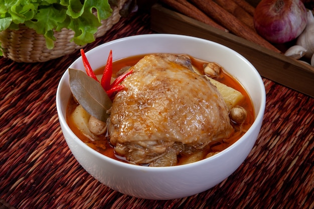 Pollo de curry amarillo (Massaman Curry Chicken)