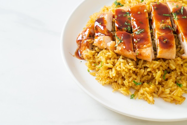 Pollo dulce y picante a la parrilla con arroz al curry