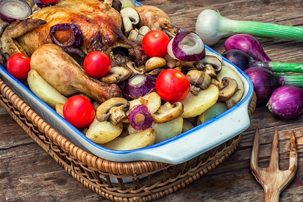 Pollo entero al horno en verduras.