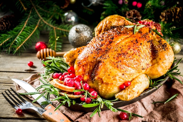 Pollo entero asado con decoración navideña