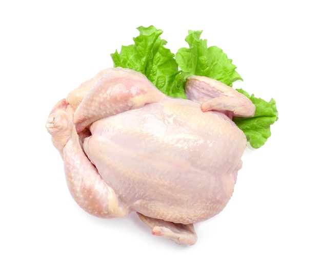 Pollo entero crudo sobre fondo blanco.