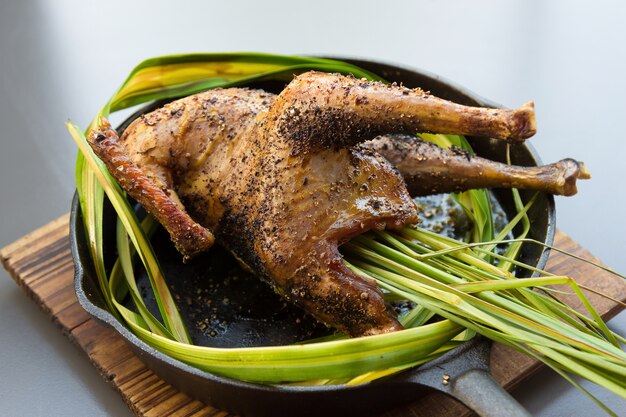 Pollo entero a la parrilla con semillas de comino