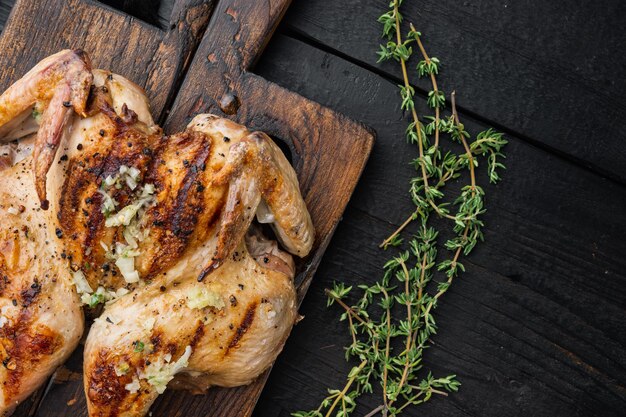 Foto pollo entero a la plancha, con salsa chimichurri