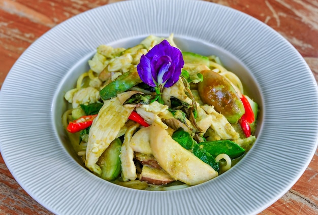 Pollo espagueti con salsa de curry verde, comida tailandesa