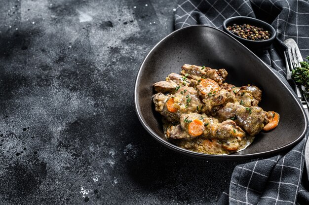 Pollo, estofado de hígado de pavo con cebolla en un plato