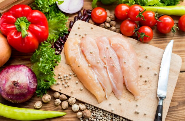 Pollo fresco con ensalada. Colorido de verduras orgánicas frescas para cocinar la dieta y la comida sana.
