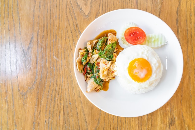 Pollo frito con albahaca y huevo frito con arroz