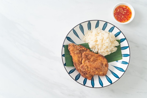 pollo frito con arroz pegajoso y salsa dulce picante