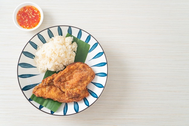 pollo frito con arroz pegajoso y salsa dulce picante