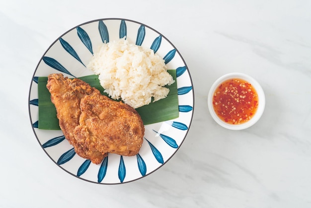 pollo frito con arroz pegajoso y salsa dulce picante