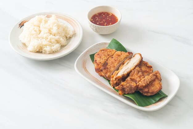 Pollo frito con arroz pegajoso