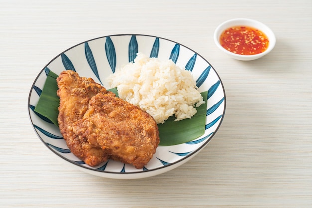 Pollo frito con arroz pegajoso