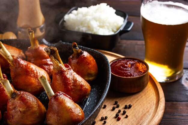 Pollo frito caliente en una sartén con cerveza