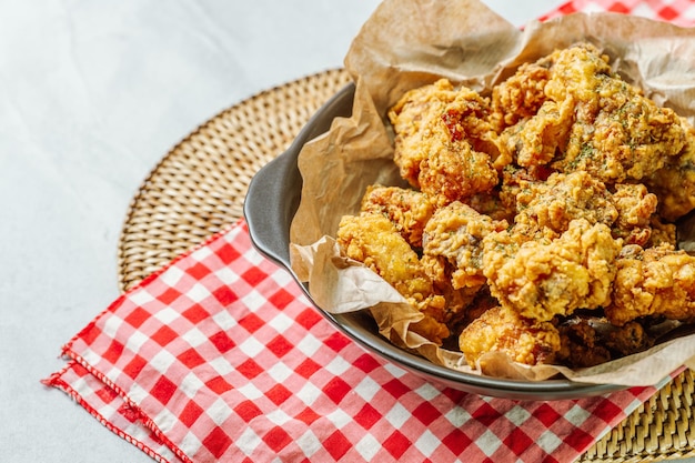 Foto pollo frito coreano en un plato