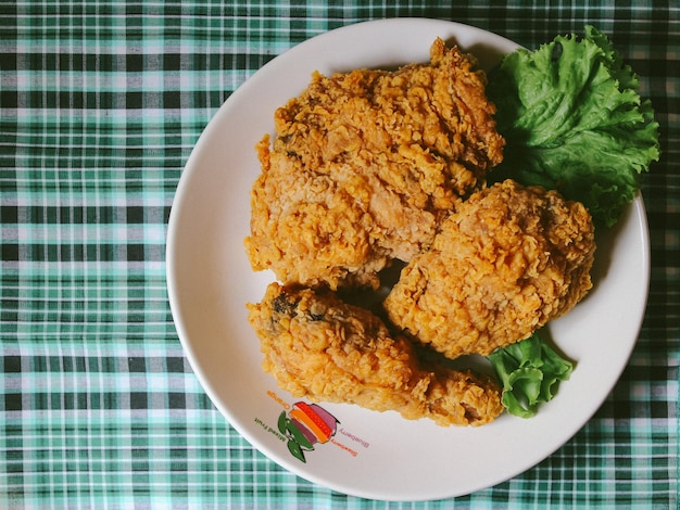 pollo frito crujiente de kentucky en una mesa de madera