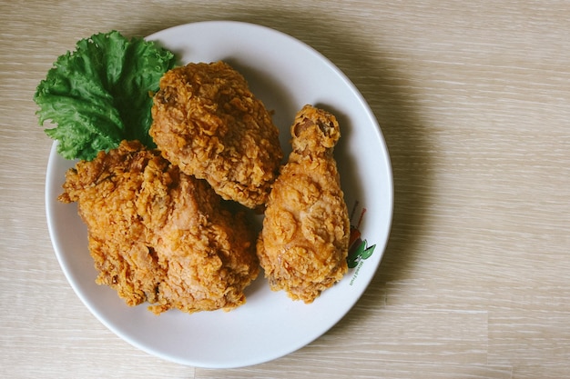 pollo frito crujiente de kentucky en una mesa de madera