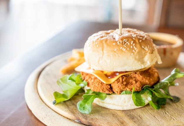 Foto pollo frito con hamburguesa de queso