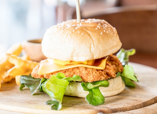 Foto pollo frito con hamburguesa de queso