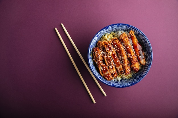 Pollo frito Katsudon con arroz en un tazón