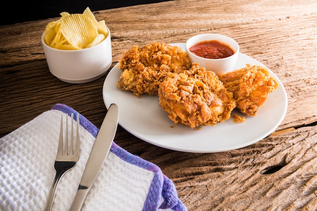 pollo frito en la mesa de madera