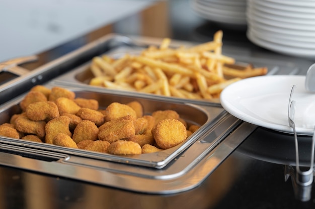 Pollo frito y papas fritas en un buffet de hotel