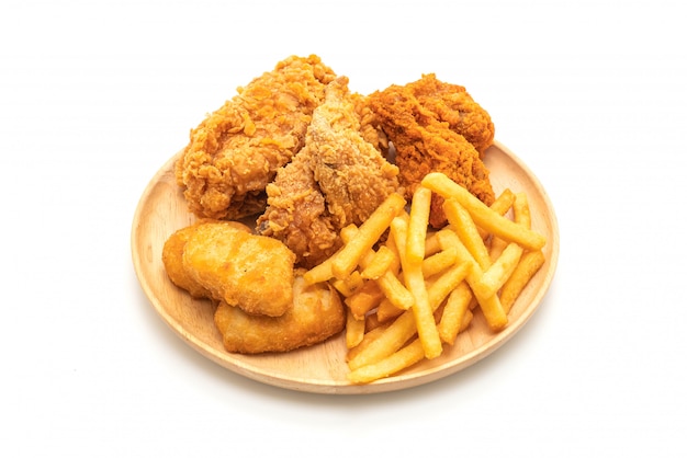 Foto pollo frito con papas fritas y nuggets de comida