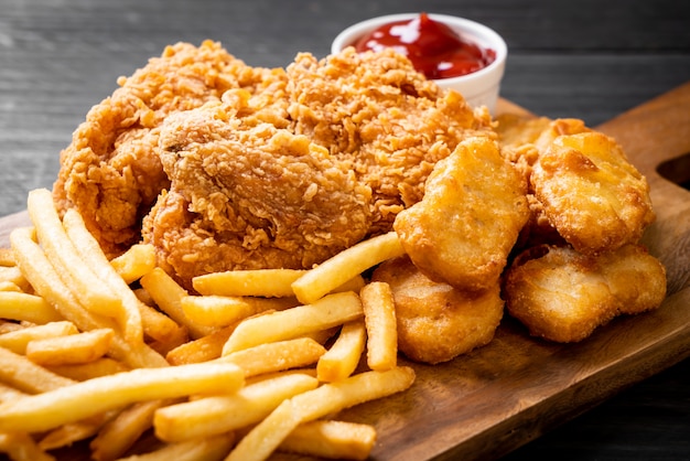 Pollo Frito Con Papas Fritas Y Nuggets De Comida