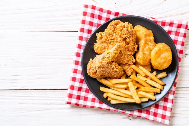 Pollo Frito Con Papas Fritas Y Nuggets De Comida