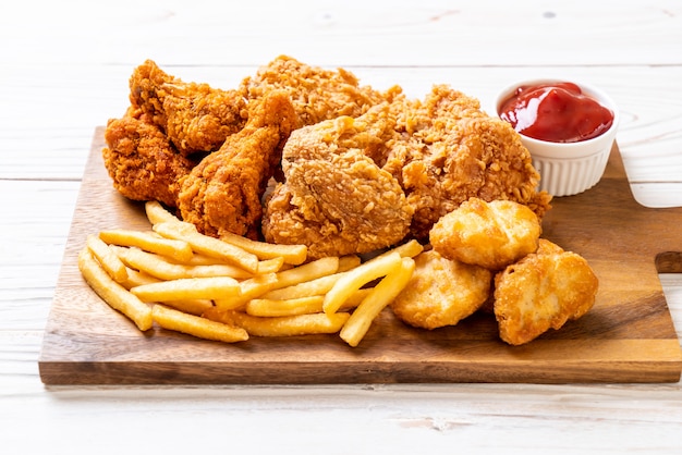 Pollo Frito Con Papas Fritas Y Nuggets De Comida