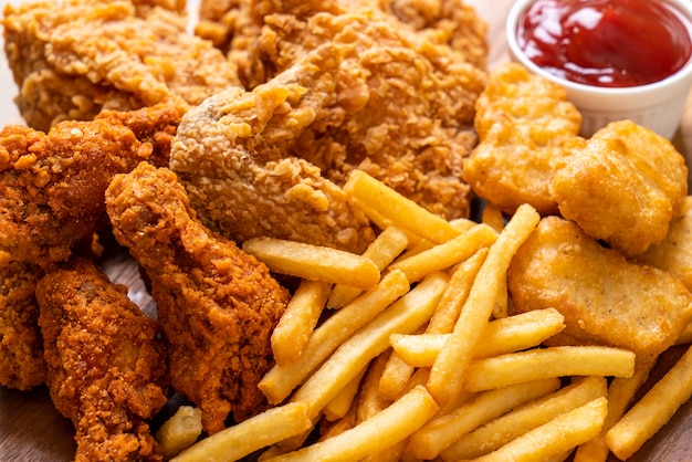 Pollo Frito Con Papas Fritas Y Nuggets De Comida