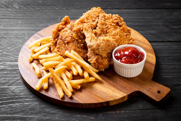 Foto pollo frito con papas fritas y nuggets de comida