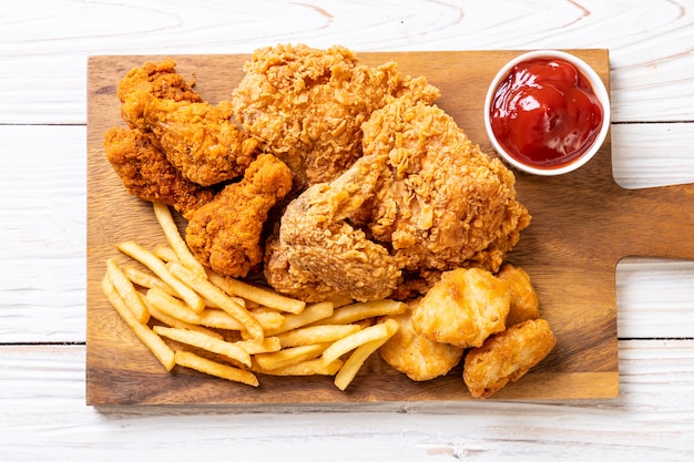 Pollo Frito Con Papas Fritas Y Nuggets De Comida