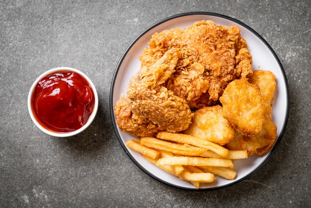 Pollo Frito Con Papas Fritas Y Nuggets De Comida