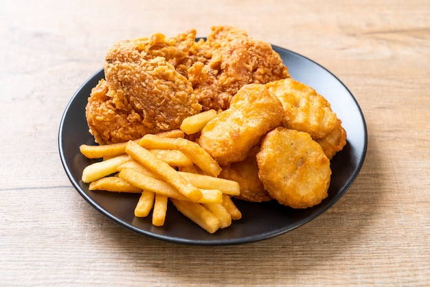 Foto pollo frito con papas fritas y nuggets de comida