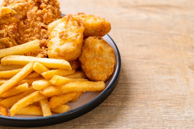 Pollo Frito Con Papas Fritas Y Nuggets De Comida