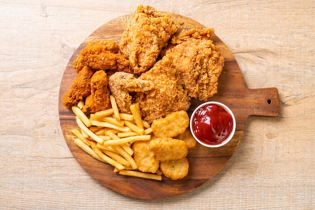 Pollo Frito Con Papas Fritas Y Nuggets De Comida