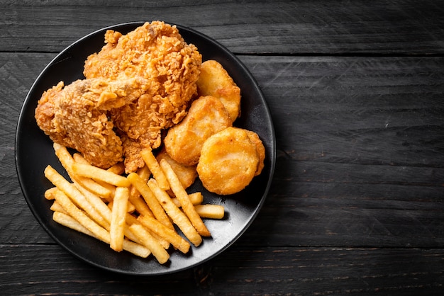 Foto pollo frito con papas fritas y nuggets de comida