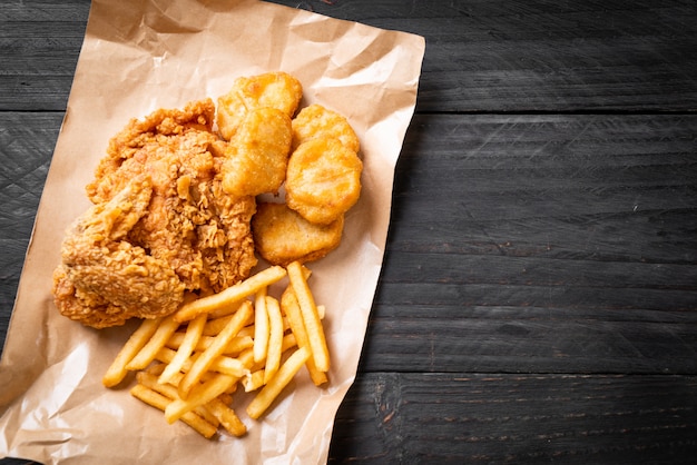 pollo frito con papas fritas y nuggets