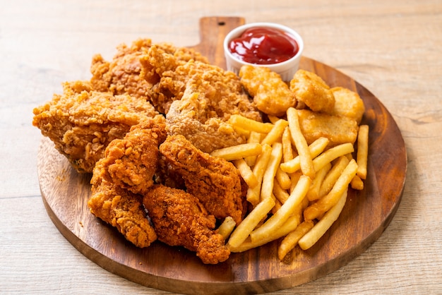 Comida Rápida. Nuggets De Pollo Frito Con Papas Fritas En Una Freidora  Eléctrica. Fotos, retratos, imágenes y fotografía de archivo libres de  derecho. Image 207385594