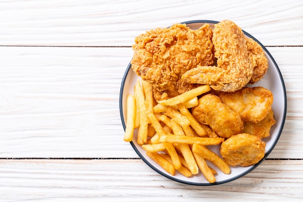 pollo frito con papas fritas y nuggets