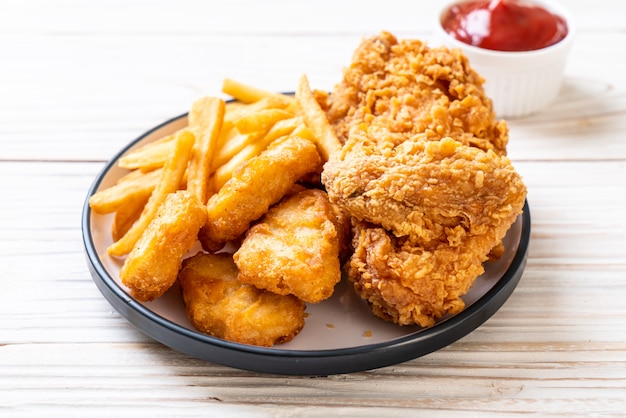 pollo frito con papas fritas y nuggets