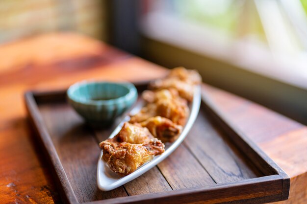 Pollo frito y salsa en plato