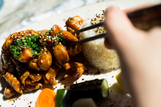 Pollo frito con salsa teriyaki. Receta original japonesa.